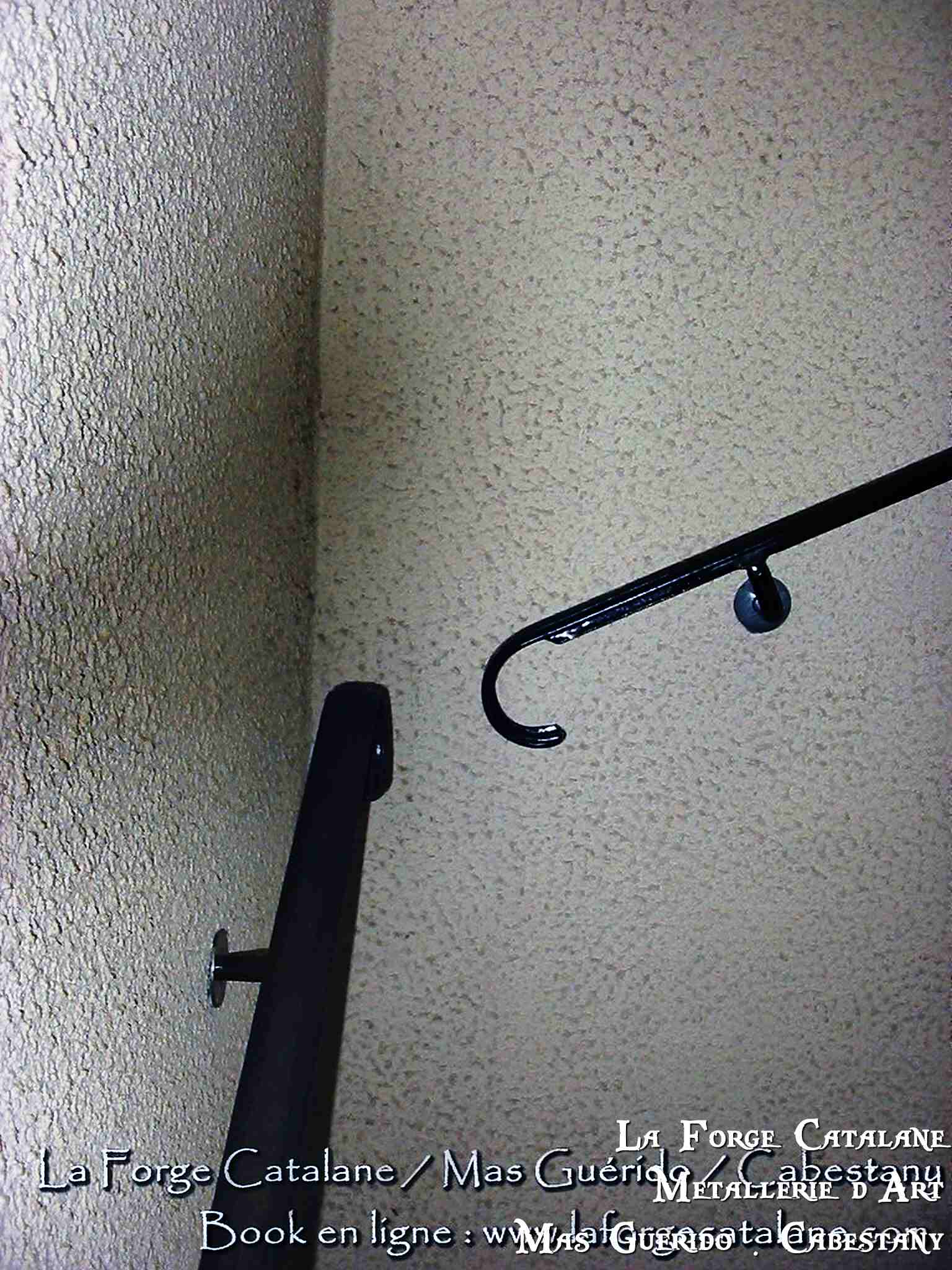 main courante en fer plat moulure avec crosse de finition forge catalane.jpg